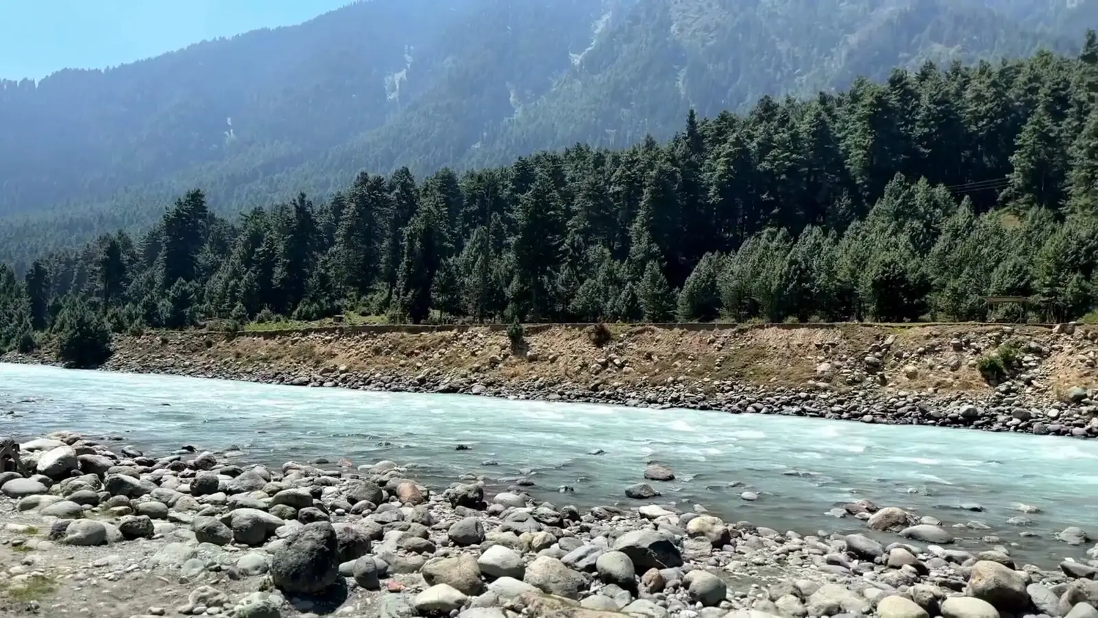 Pahalgam — Lidder river town with pine forests, meadows and mountain valleys