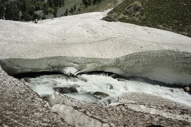The snow bridge at Chandanwari